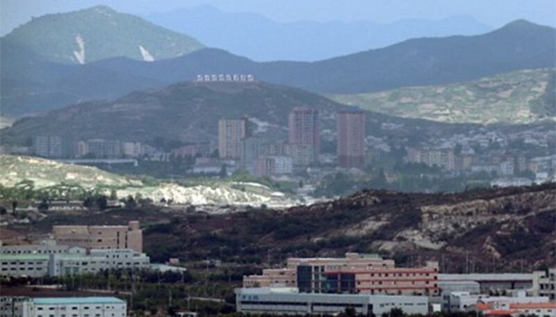 경기도 파주시 도라전망대에서 개성공단(앞쪽)과 개성 시내 일대가 보이고 있다.