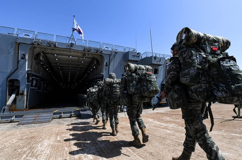 해군·해병대 합동상륙훈련에 참가하는 해병대 장병들이 24일 포항 군항에서 천왕봉함(LST-II, 4,900톤급)에 탑승하고 있다.
