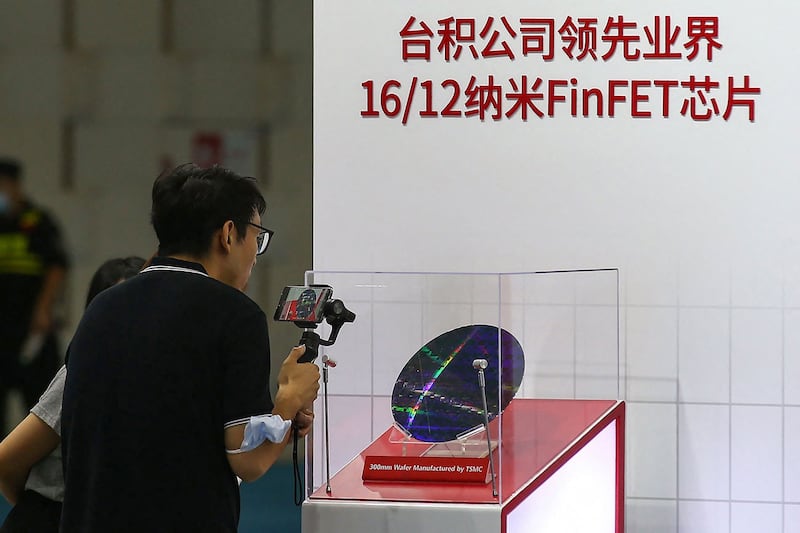 2020 年 8 月 26 日,江苏省南京举行的世界半导体大会上展示台积电芯片。 (法新社)