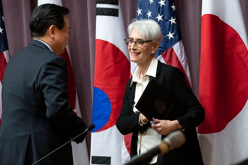美国副国务卿舍曼(Wendy Sherman)(右)强调,美日韩三边合作在处理地区问题上具有重要意义,其中包括应对"中国提出的挑战"。(美联社图片)