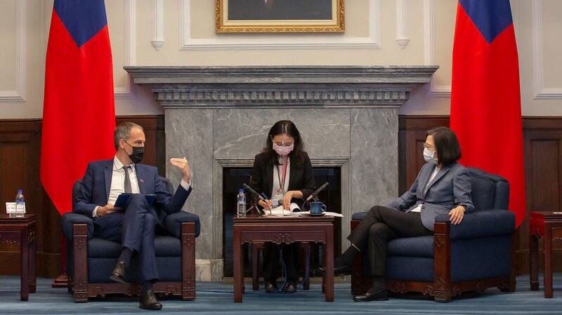 2021年11月4日,台湾总统蔡英文在总统府接见欧洲议会“外来势力干预欧盟民主程序”特别委员会代表团。(台湾总统府提供)