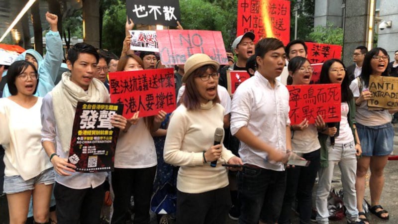 在台香港生6月12日晚间在台北香港经济贸易文化办事处前发表“谴责香港政府暴力镇压,立刻退回送中条例”声明。(记者夏小华摄、资料照)