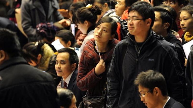 图为中国大学生在合肥的就业博览会求职。(AFP)