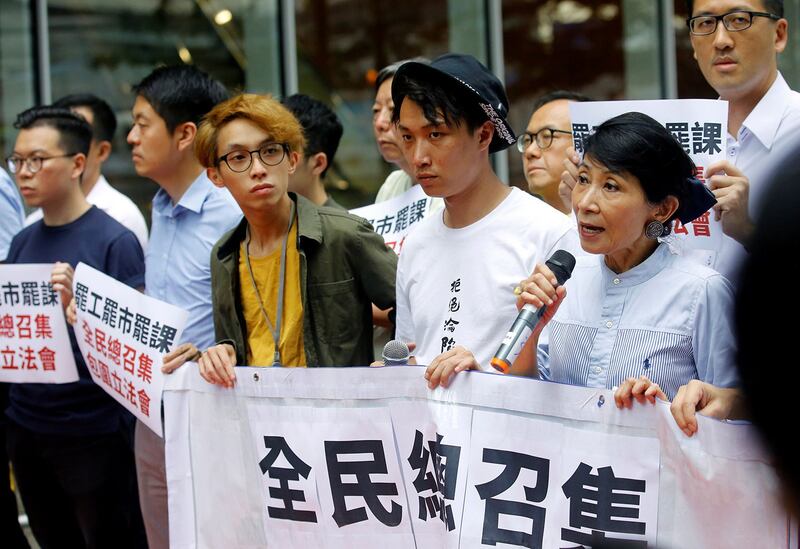 “送中”条例通过在即,民间发起“三罢” 号召包围立法会。2019年6月11日,民主派立法委员毛孟静在香港立法会大楼外抗议期间发表讲话。(路透社)