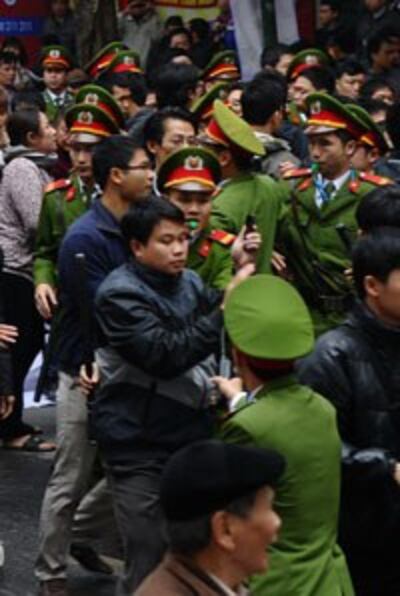 Công an đàn áp người biểu tình tại Hà Nội hôm 09/12/2012. AFP photo