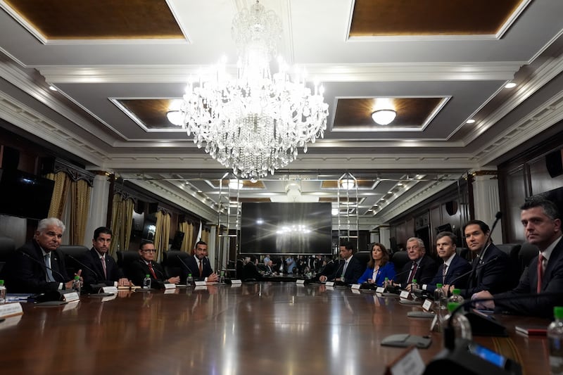 美国国务卿卢比奥提前在周日上午,与巴拿马总统穆利诺和外交部长阿查(Javier Martínez-Acha)会晤。