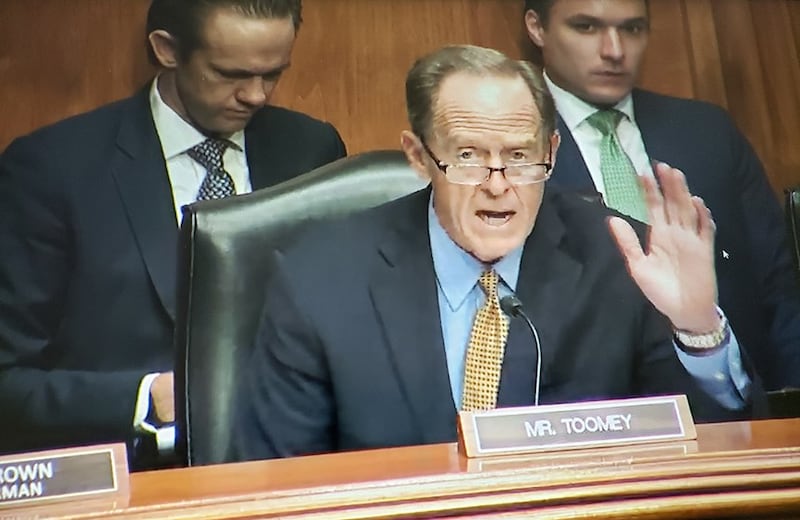 美国议员图米(Pat Toomey)对于已被纳入《跨党派创新与竞争法》的一项管制美国海外投资的政策表达了担忧。这项政策旨在建立一个海外投资审查机制,针对攸关国家经济和安全的工业技术及生产能力的对外投资加以限制,确保重要供应链不会被中国等问题国家所控制。(视频截图)