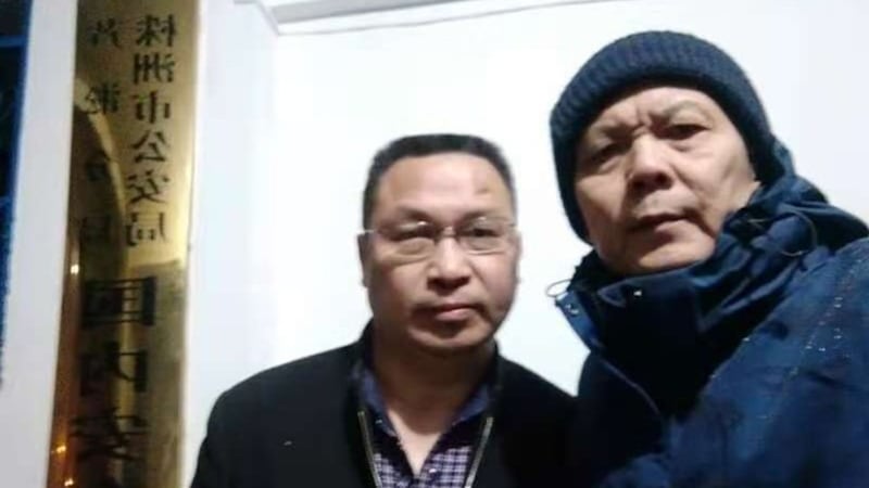 2020年12月4日, 陈思明(右)到湖南株洲芦淞公安分局了解欧彪峰被扣查情况。(陈思明提供)