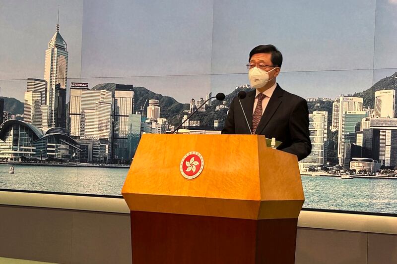 香港特首李家超表示,人大常委会只是重申在《香港国安法》下,特首和国安委应有的权力,释法只针对指定范围,香港仍然欢迎海外法官和律师,参与和处理非国安法的案件。(美联社图片)