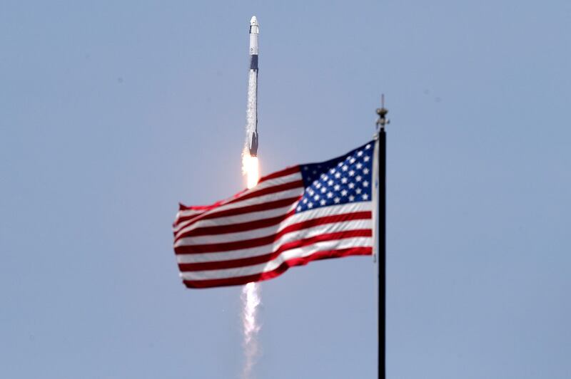 2020年5月30日下午,美国航空航天局(NASA)首次与民间商业公司SpaceX合作将两名宇航员送上国际太空站,开启星际旅行的新时代。(美联社)