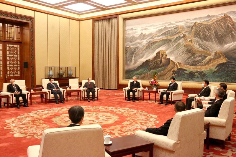 资料图片:2023年2月10日,中共中央政治局常委王沪宁在北京见中国国民党副主席夏立言访团。(中国国民党提供)