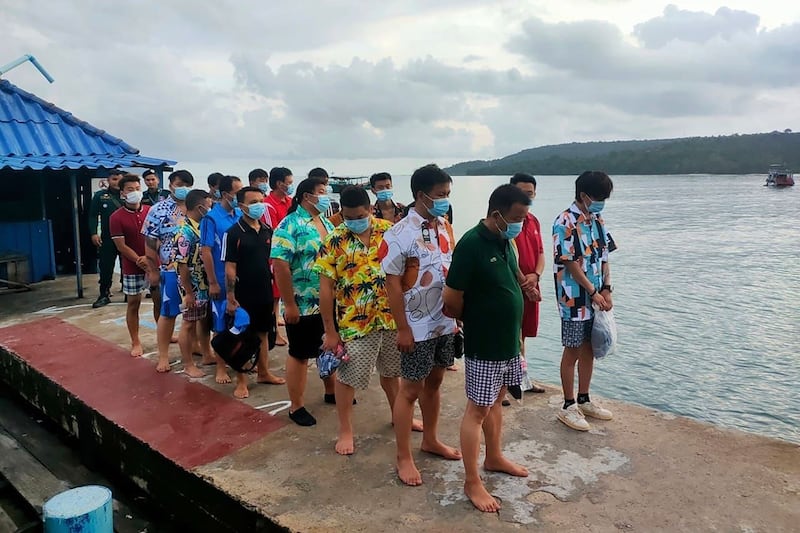 2022 年 9 月 22 日,柬埔寨当地海警营救漂泊在海上的18名中国人。(Preah Sihanouk province Authority Police via AP)