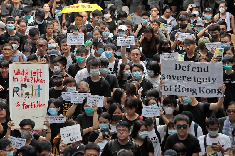 2019年6月26日,香港一批反对修订《逃犯条例》的市民响应网上号召,游行到多个成员国在香港的总领事馆请愿,要求关注香港状况。(美联社)