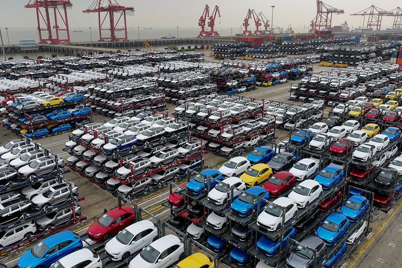 2024年4月16日,江苏太仓港国际集装箱码头堆放着等待出口的中国国产电动车。(法新社)