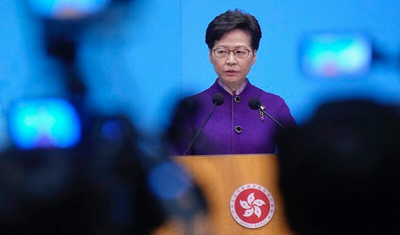 香港特首林郑月娥2021年12月30日召开记者会,她在会上被问到《立场新闻》高层被捕一事时指行动并非整顿反对派传媒,但强调无人可以凌驾法律。(美联社图片)