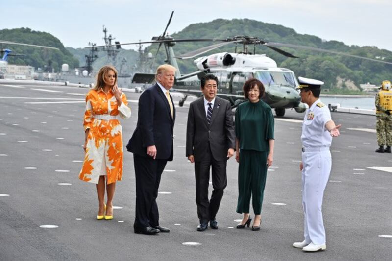 特朗普是首位登上日本军舰的美国总统,他期待日本自卫队成为美军在亚洲及其他地方的奥援,而日本则向美国采购105架F-35匿踪战机。美日再次强化了军事同盟关系。(AFP)