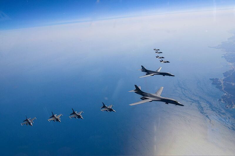 资料图片:2023年3月19日,韩美举行空中联合演习。美国空军B-1B战略轰炸机飞抵半岛上空。(美联社)