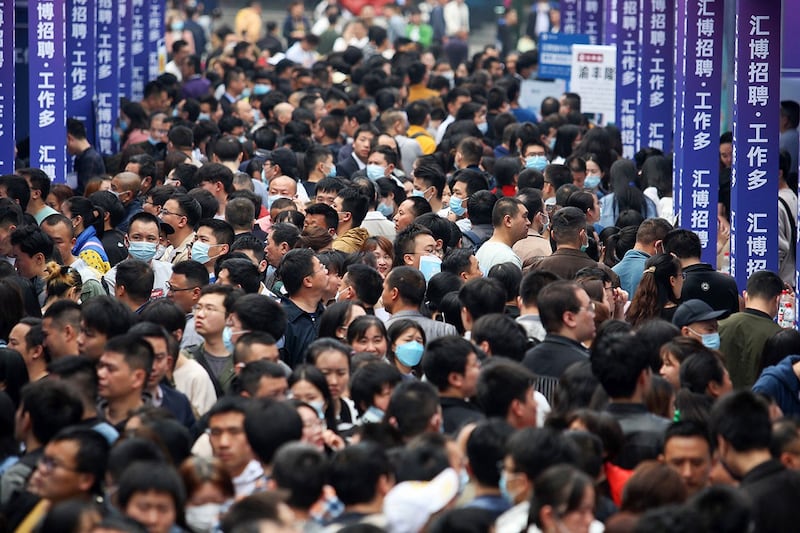 2023年4月11日,重庆市招聘会吸引众多求职者前来应聘。(法新社)