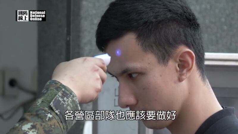 国军进入营区必须量测体温。(取自军闻社)