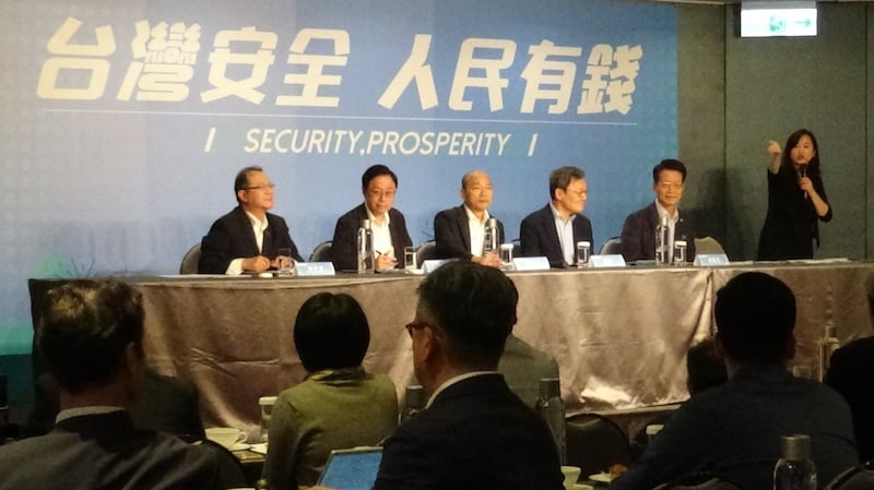 国民党总统参选人韩国瑜14日率国政顾问团与外媒会面。(记者夏小华摄)