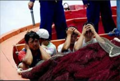 Ngư dân Việt Nam bị Trung Quốc bắt hồi năm 2009.Source lysonforum.