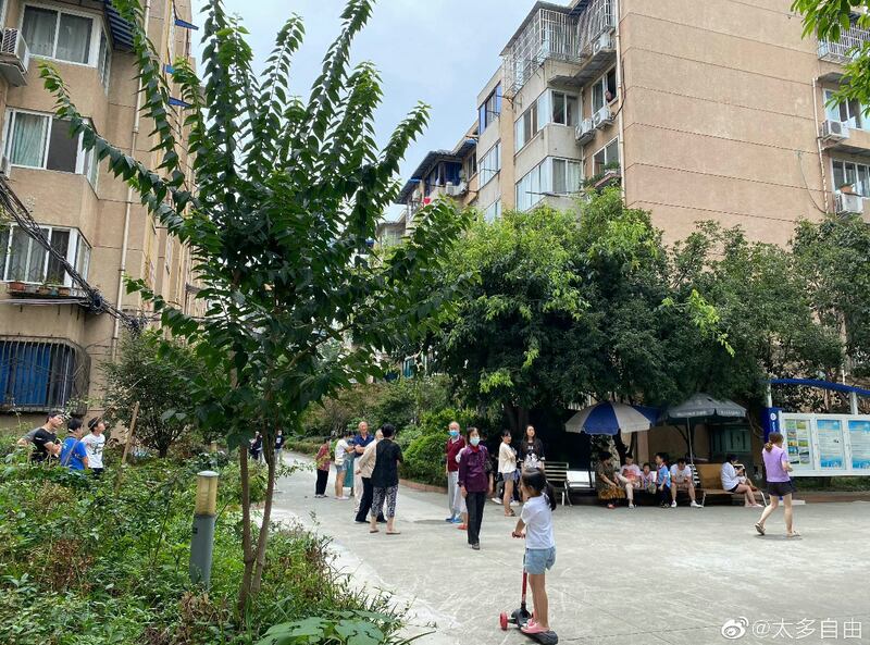 成都一小区居民在地震发生后,立即下楼躲避。(网络图片/古亭提供)