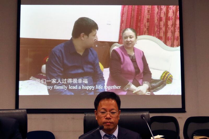 2021年3月18日,新疆维吾尔自治区党委宣传部副部长徐贵相,在北京外交部举行新闻发布会上,播放了维吾尔人赞扬中国对穆斯林少数民族政策录像。(美联社)