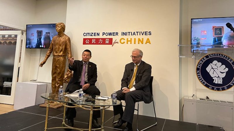 1月7日,旅美法学家程干远英文新书《中共统战部揭秘》在华盛顿人权组织“公民力量”会议室举行首发式。“公民力量”主席杨建利(左)和智库2049计划研究所执行主任石明楷(Mark Stokes)在会议上发言。(记者王允摄影)