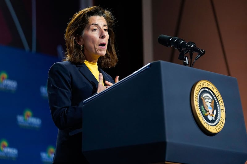 美国商务部长吉娜·雷蒙多（Gina Raimondo）。（美联社）
