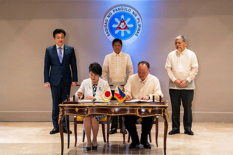 2024年7月8日,日本外务大臣上川阳子(前左)与菲律宾国防部长吉尔伯托·特奥多罗在马尼拉马拉坎南宫签署了《相互准入协议》(RAA),允许两国军队进入对方国家进行联合军事训练。(法新社)