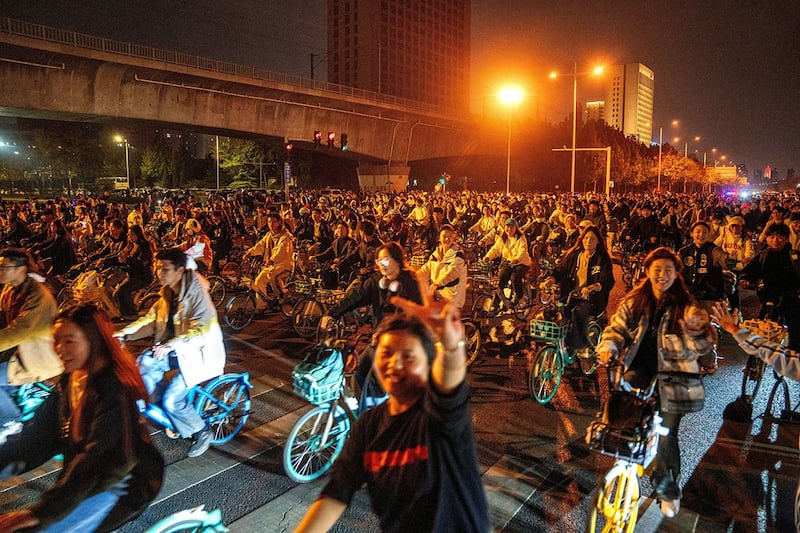 2024年11月8日晚,河南郑州大学生夜骑开封活动。(法新社)