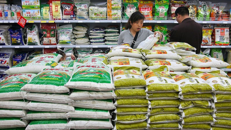 图为,顾客在陕西省西安市一家超市选购大米。(AP)