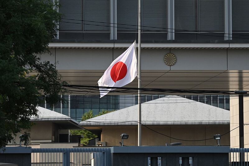 就读于深圳日本学校的10岁日本男童,本周三在上学途中被一名陌生男子刺伤,送医抢救无效。日本驻华使馆降半旗致哀。(法新社)