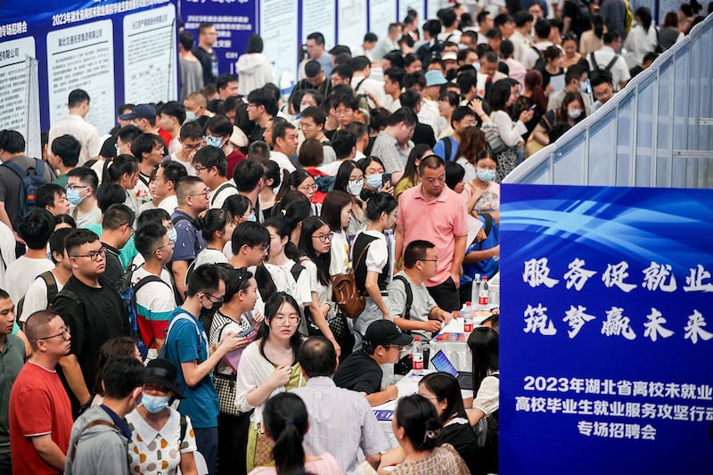 2023年8月10日,大学毕业生参加在湖北省武汉市举行的招聘会。(法新社)