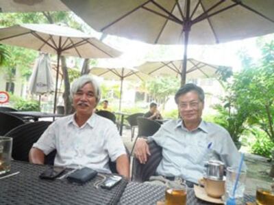Nhà văn Phạm Xuân Nguyên (trái) và Tiến sĩ Nguyễn Quang A ngồi trong quán caphê trên đường Điện Biên Phủ. Source blog chhv
