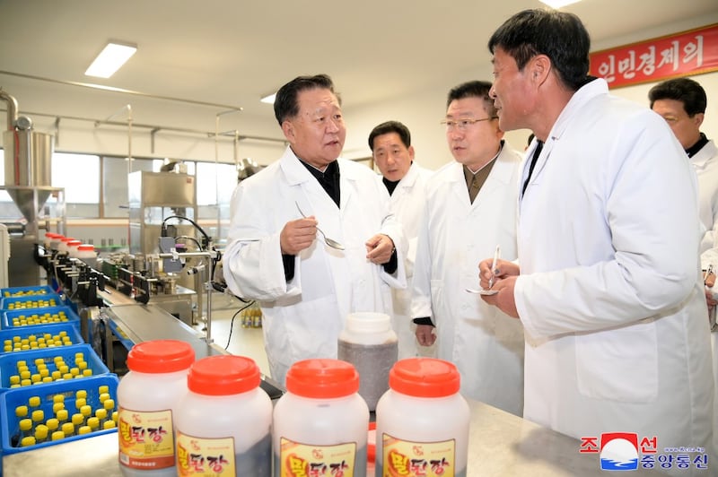 최룡해 북한 최고인민회의 상임위원회 위원장이 평안북도 숙천군 여러 단위 사업을 현지 시찰하고 있다.