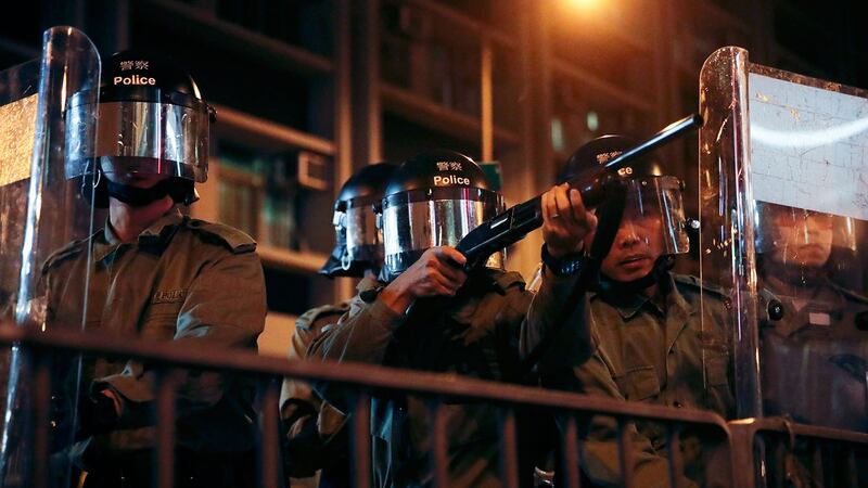 2019年9月4日,香港防暴警察举行一场模拟抗议活动中,警方瞄准旺角警察局外的抗议者。(美联社)