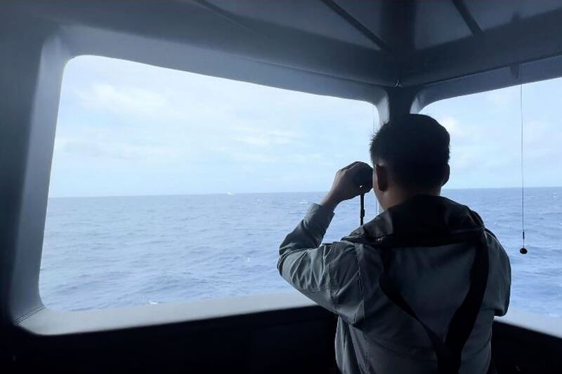 2024年10月23日,印度尼西亚海巡船在北纳土纳海域监视一艘中国海警船的动态。(BAKAMLA via AP)