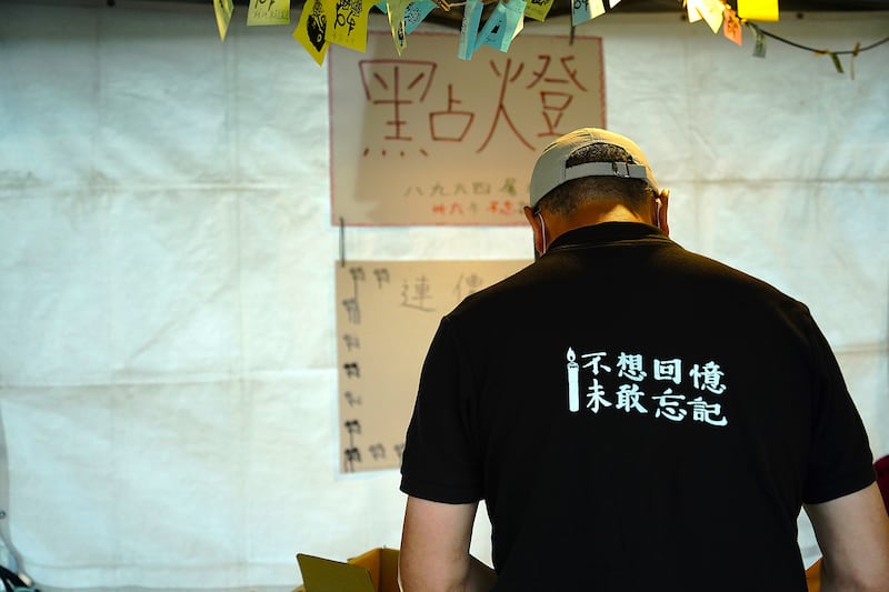 前支聯會義工阿森穿上「不想回憶、未敢忘記」，專程飛來台灣出席「六四晚會」。