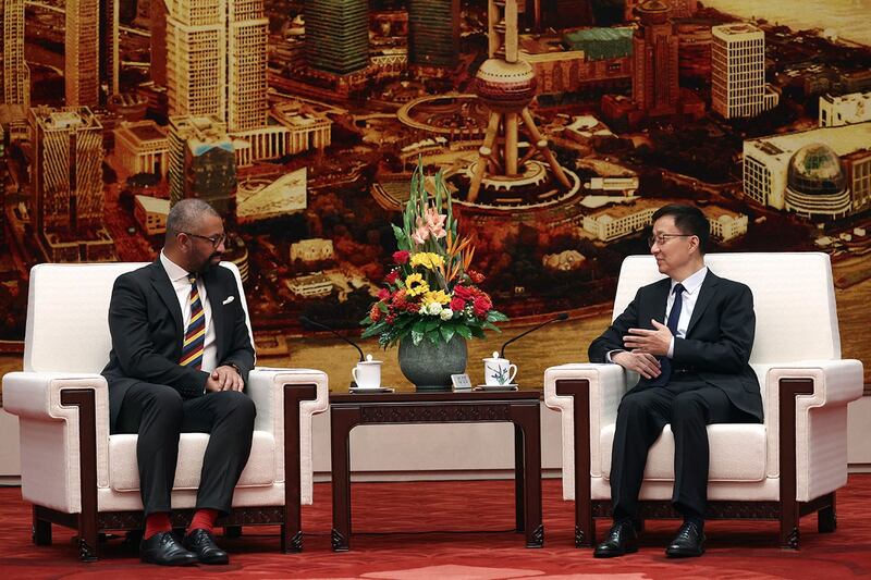 2023年8月30日,英国外交大臣詹姆斯-克莱弗利(James Cleverly)和中国国家副主席韩正在北京人民大会堂会谈。(美联社)