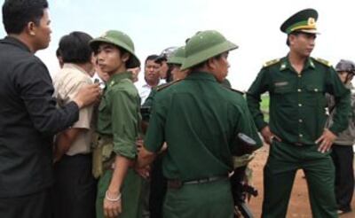 Công an biên phòng Việt Nam ngăn chặn không cho DB Sam Rainsy đến xem xét cột mốc biên giới tạm số 103, ở xóm Rong, huyện Mê mót, tỉnh Kampong Cham