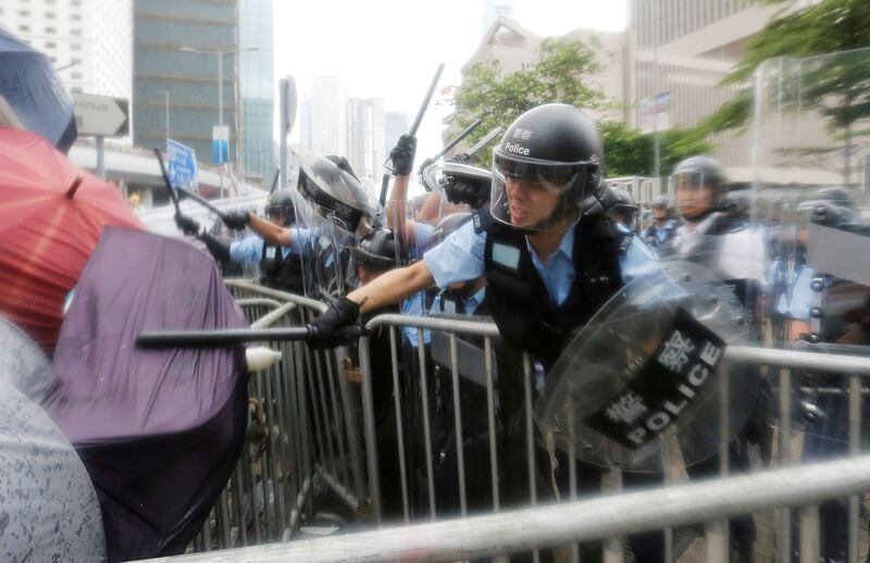 2019年6月12日,香港市民反《逃犯条例》的示威活动中,抗议者被防暴警察袭击。(路透社)