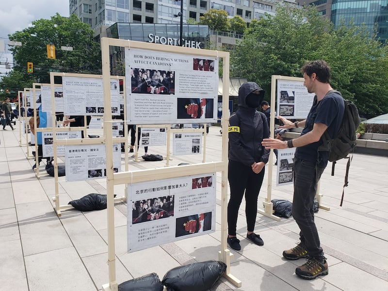 许多香港年轻人移居加拿大後仍关注香港政治局势,透过不同活动向加拿大当地人民述说真正的香港故事。 (记者柳飞拍摄)
