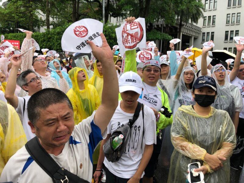 台湾“反红色媒体”总统府前集会。(记者夏小华摄)