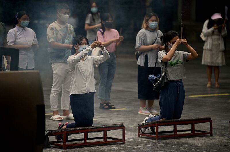 2022年7月19日,年青人在北京雍和宫祈祷。(法新社)