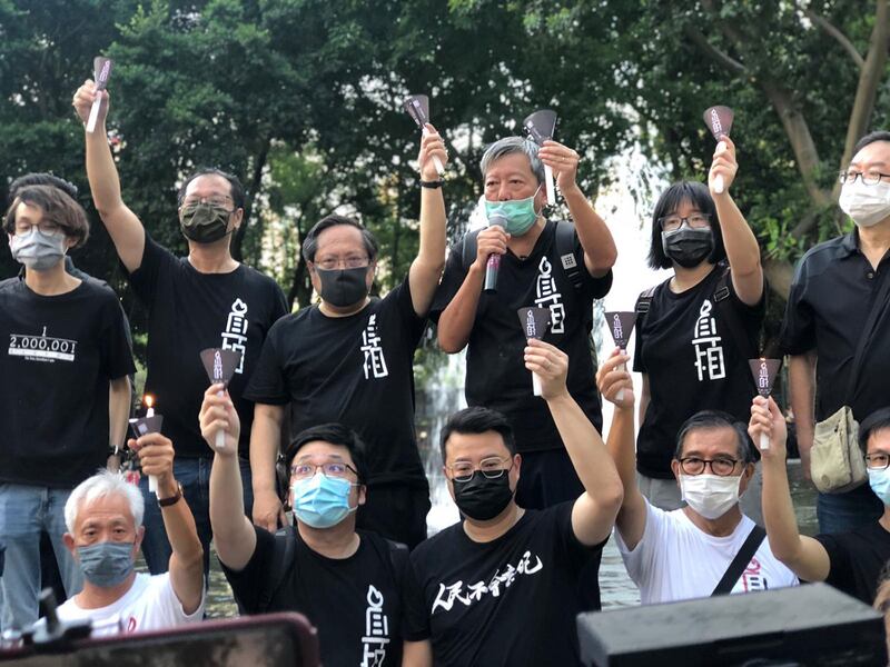 2020年6月4日,香港支联会坚持进入维多利亚公园悼念六四。图为活动现场的李卓人(右三),何俊仁(左三)。(文海欣摄)