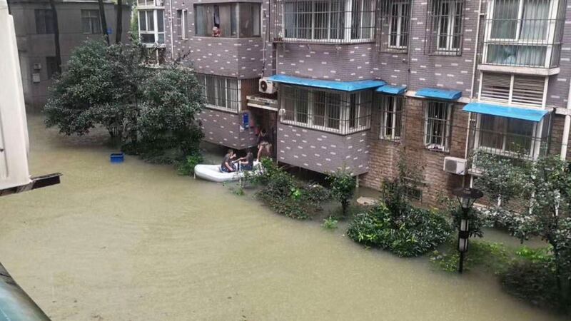居民出门需要划船。(推特图片/乔龙提供)