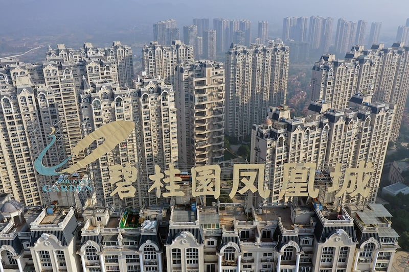 江苏省镇江市一栋建筑顶部的中国开发商碧桂园控股公司的标志。(法新社)