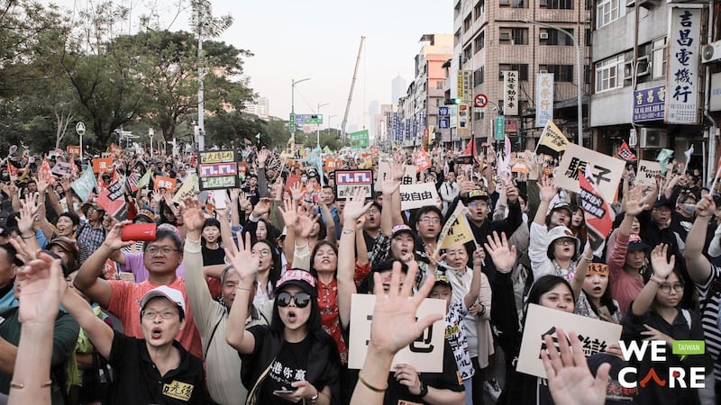 罢韩团体去年12月21号召50万人上街游行支持罢韩案。(Wecare高雄提供)