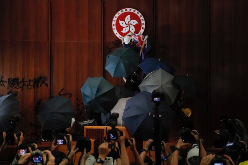 香港示威者七一冲击立法会。(资料照/AP)